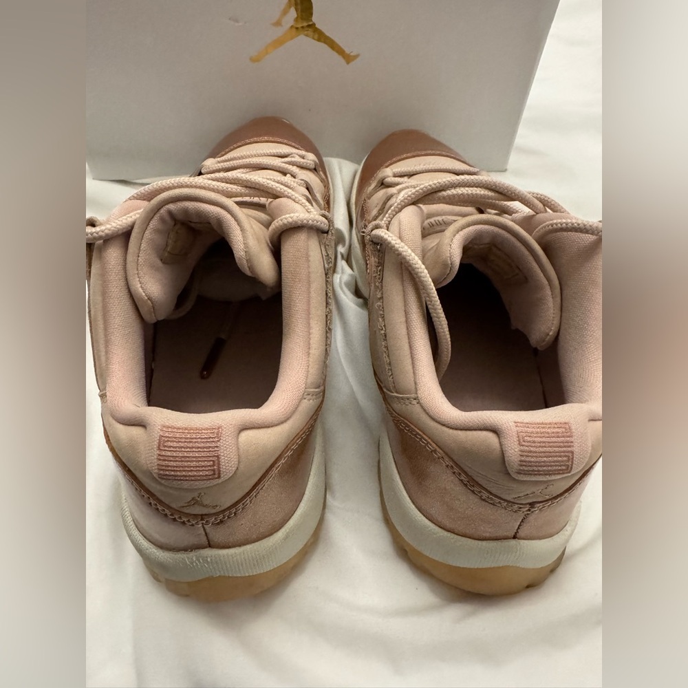 NIKE WMNS AIR JORDAN 11 RETRO - Picture 4 of 12
